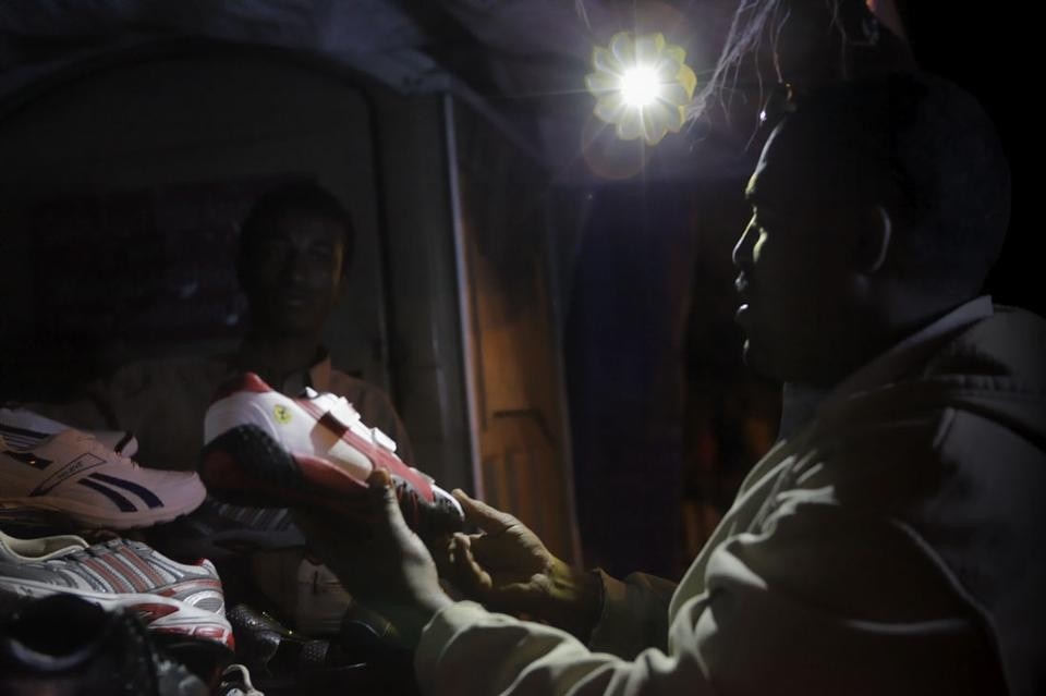 Un possibile utilizzo della lampada Little Sun di Olafur Eliasson e Frederik Ottesen