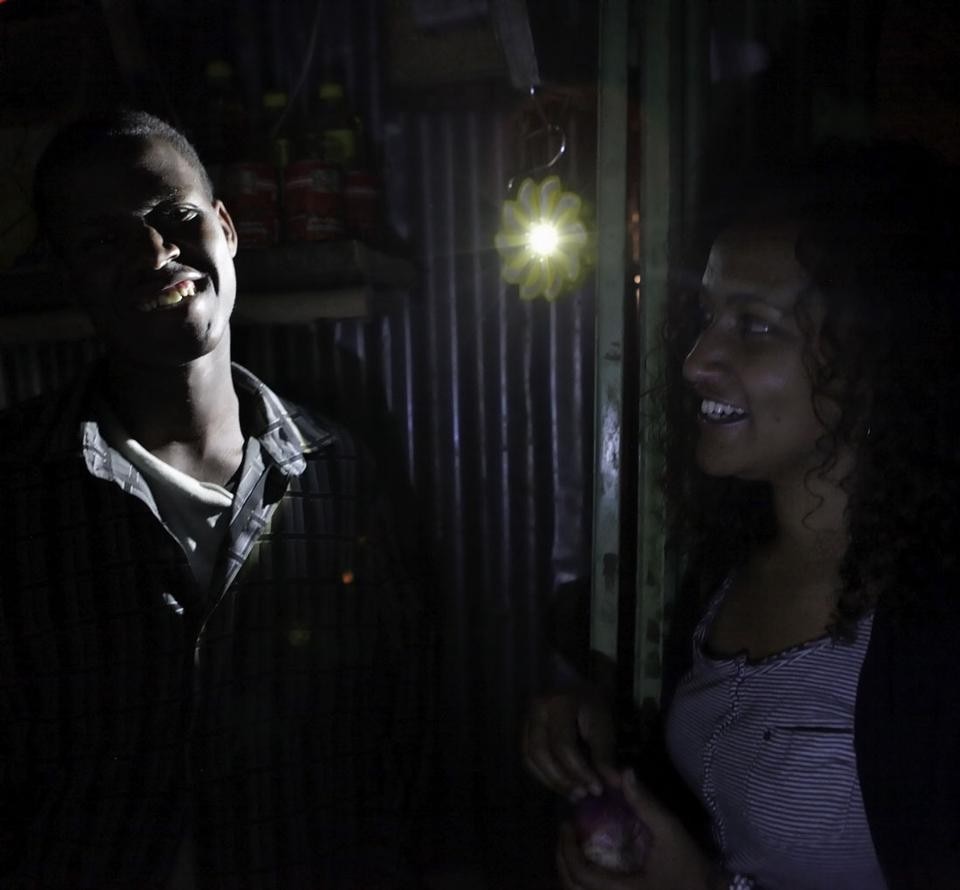 Un possibile utilizzo della lampada Little Sun di Olafur Eliasson e Frederik Ottesen