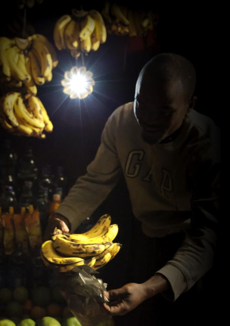 Un possibile utilizzo della lampada Little Sun di Olafur Eliasson e Frederik Ottesen