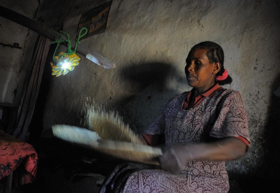 Un possibile utilizzo della lampada Little Sun di Olafur Eliasson e Frederik Ottesen
