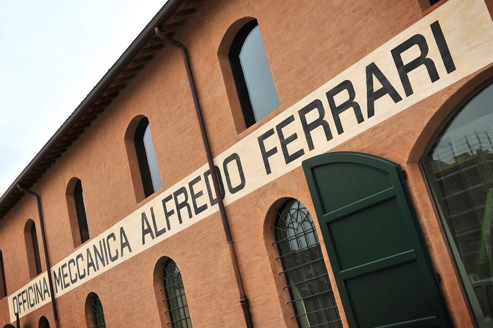 La facciata dell’officina, costruita insieme alla casa natale di Enzo, dal padre Alfredo Ferrari, a partire dal 1830; qui e’ ospitato lo spazio espositivo principale per il quale Morgante ha progettato e realizzato un innovativo sistema espositivo in grado di incorporare illuminazione, proiezioni digitali e teche espositive contenenti oggetti appartenuti a Enzo Ferrari.