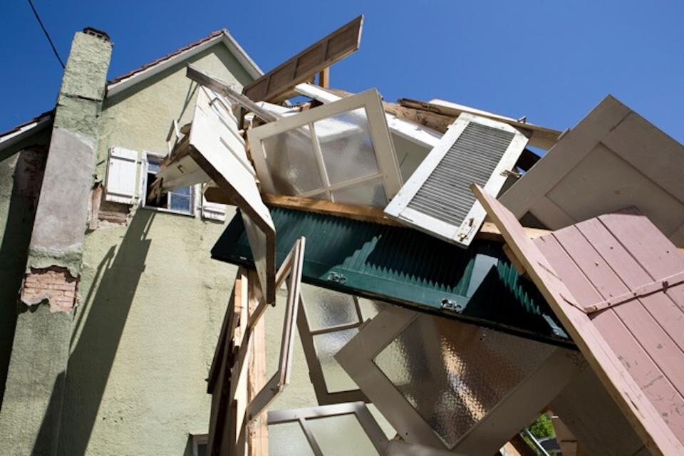 Umschichten, <i>Emesis</i>, innards leaving the house, 2009