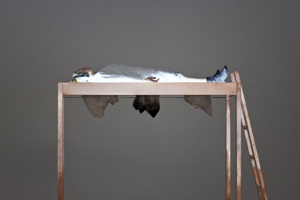 The Abramovic Method, un momento della performance al PAC del 19 marzo 2012. Photo Laura Ferrari. In apertura, photo Fabrizio Vatieri