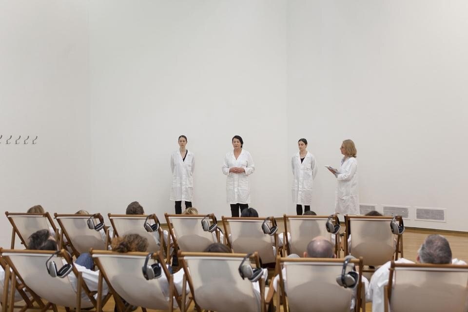 <i>The Abramovic Method</i>, un momento della performance al PAC del 19 marzo 2012. Photo Fabrizio Vatieri 