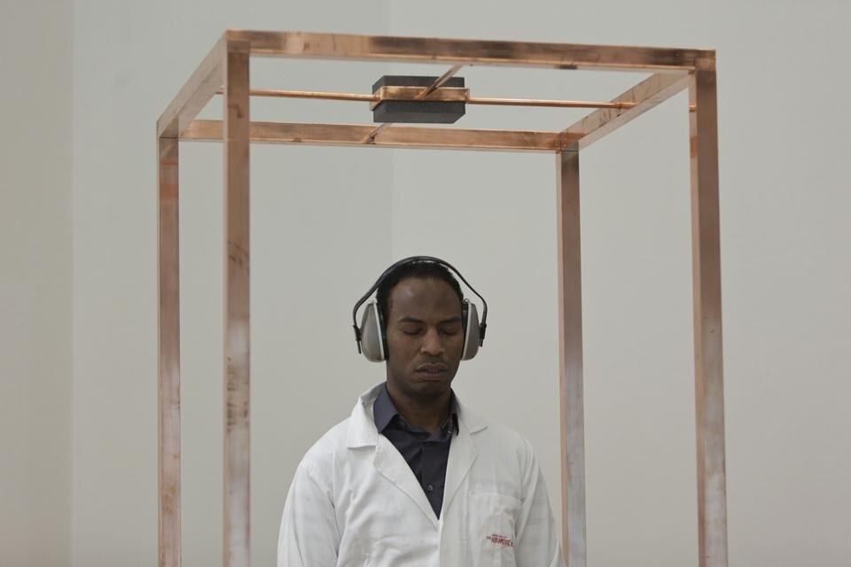 <i>The Abramovic Method</i>, un momento della performance al PAC del 19 marzo 2012. Photo Fabrizio Vatieri