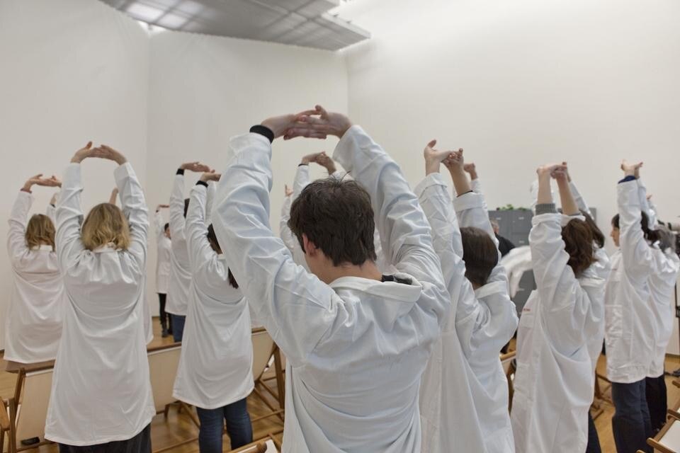 <i>The Abramovic Method</i>, un momento della performance al PAC del 19 marzo 2012. Photo Fabrizio Vatieri