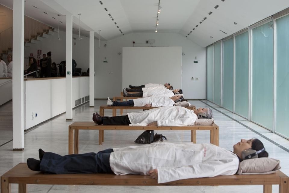 <i>The Abramovic Method</i>, un momento della performance al PAC del 19 marzo 2012. Photo Fabrizio Vatieri