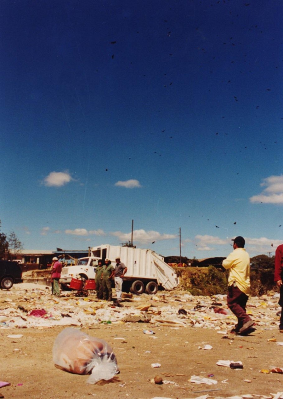 Regina José Galindo 
<i>No perdemos nada con nacer</i>, 2000 
Stampa lambda su forex, cm 100 x 65 
Courtesy prometeogallery di Ida Pisani, Milano/Lucca 
