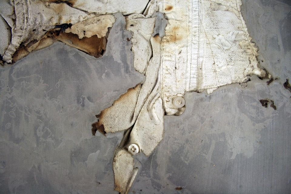 Loredana Longo 
<i>Floor #5, Triangle Shirtwaist Fire </i>, particolare, 2012 
Cemento, vestiti, installazione, 146 mattonelle, cm 45 x 45 x 3 ciascuna 
Courtesy l’artista 
