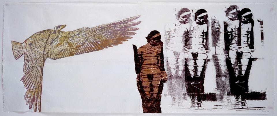 In alto: VALIE EXPORT 
<i>Kalashnikov</i>, 2007 
105 fucili Kalashnikov, vasca con olio usato, due video, cm 290 x 390 x 390 
Courtesy Charim Galerie, Vienna 
Photo: © Markus Krottendorfer. Qui sopra: Nancy Spero 
<i>Vulture goddess/Gestapo victim</i>, 1994 
Stampa a mano e collage su carta, cm 48,9 x 123,2 
Courtesy Galleria Franco Soffiantino 
 
