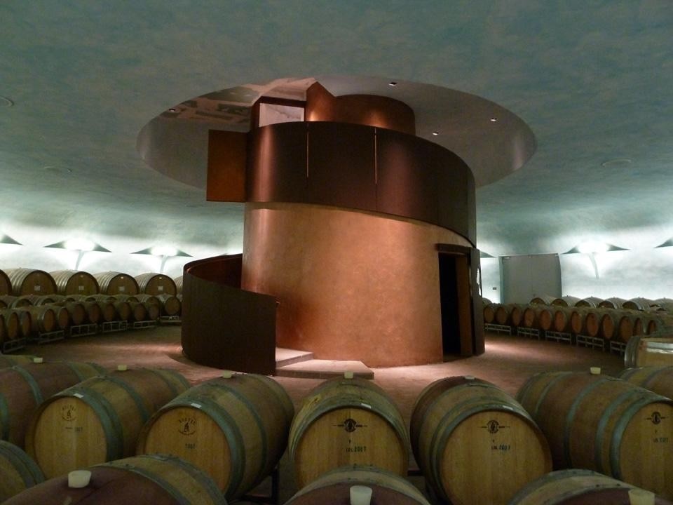 La “barricaia” interrata dove vengono affinati i vini