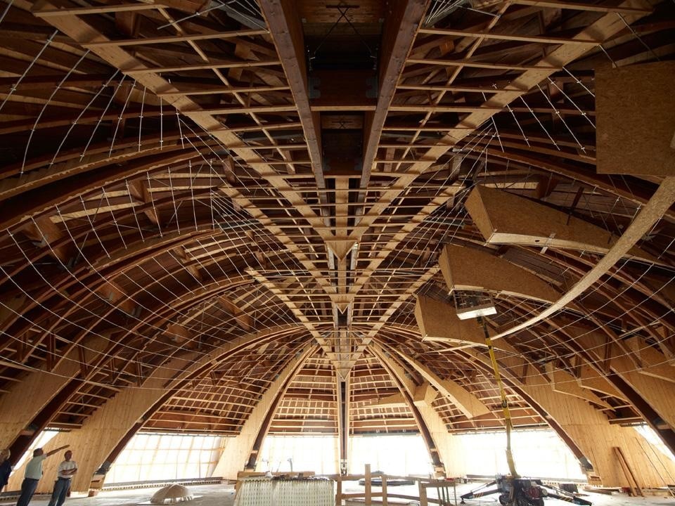La scelta per la struttura portante del Carapace è ricaduta su di un sistema di archi a tre cerniere in travi reticolari di legno lamellare