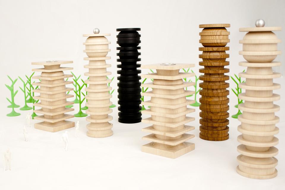 Apparecchiare la città di studio Ghigos ideas. Il tradizionale macinapepe appare a tratti celato alla vista, regalando però a “Déjà-vu” una forte carica evocativa: rimane come traccia, è “la coscienza” dell’oggetto che ci accompagna e ci rassicura. Produzione: Spezie&co