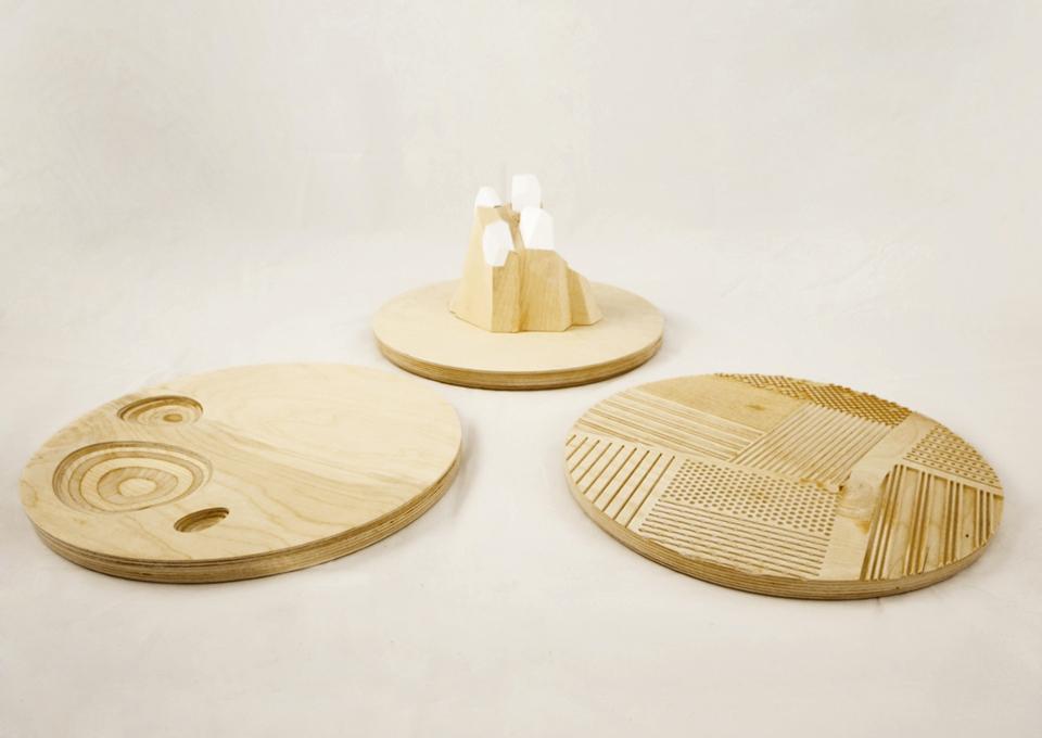 Apparecchiare la città di studio Ghigos ideas: Figurazioni di paesaggi. Comprende: un tagliere riga-gnocchi; un tagliere da formaggi con ceppo portacoltelli; e un tagliere da soffritto