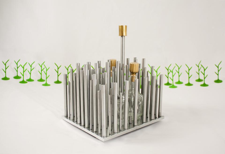 Apparecchiare la città di studio Ghigos ideas: opera aperta. Un set olio-aceto-sale-pepe che finalmente, nella sua provocatoria
“indeterminatezza”, potrà accogliere al suo interno ciò che ognuno
più desidera portare in tavola. Produzione: Casalinghi S.T.O.