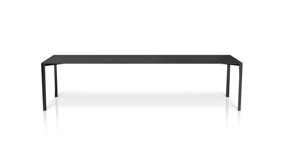 Nendo, tavolo basso Tilt della collezione black&black per K%