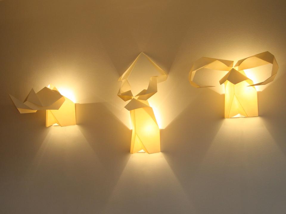 In apertura: Si Studio, lampada Migration. Qui sopra: Si Studio, collezione di lampade Origami's Hunter