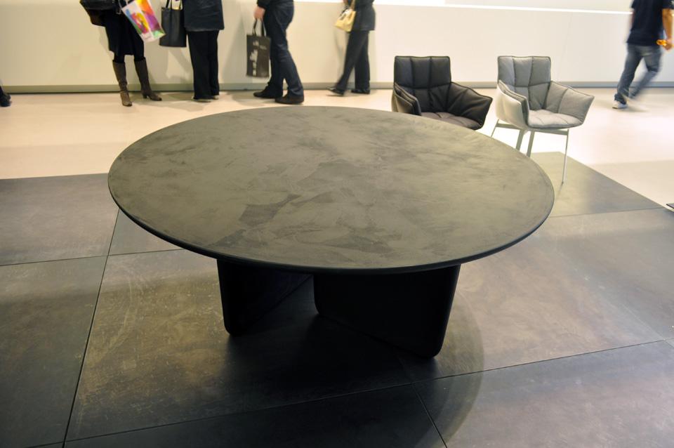 Tavolo Tobi-Ishi di Barber & Osgerby per B&BItalia