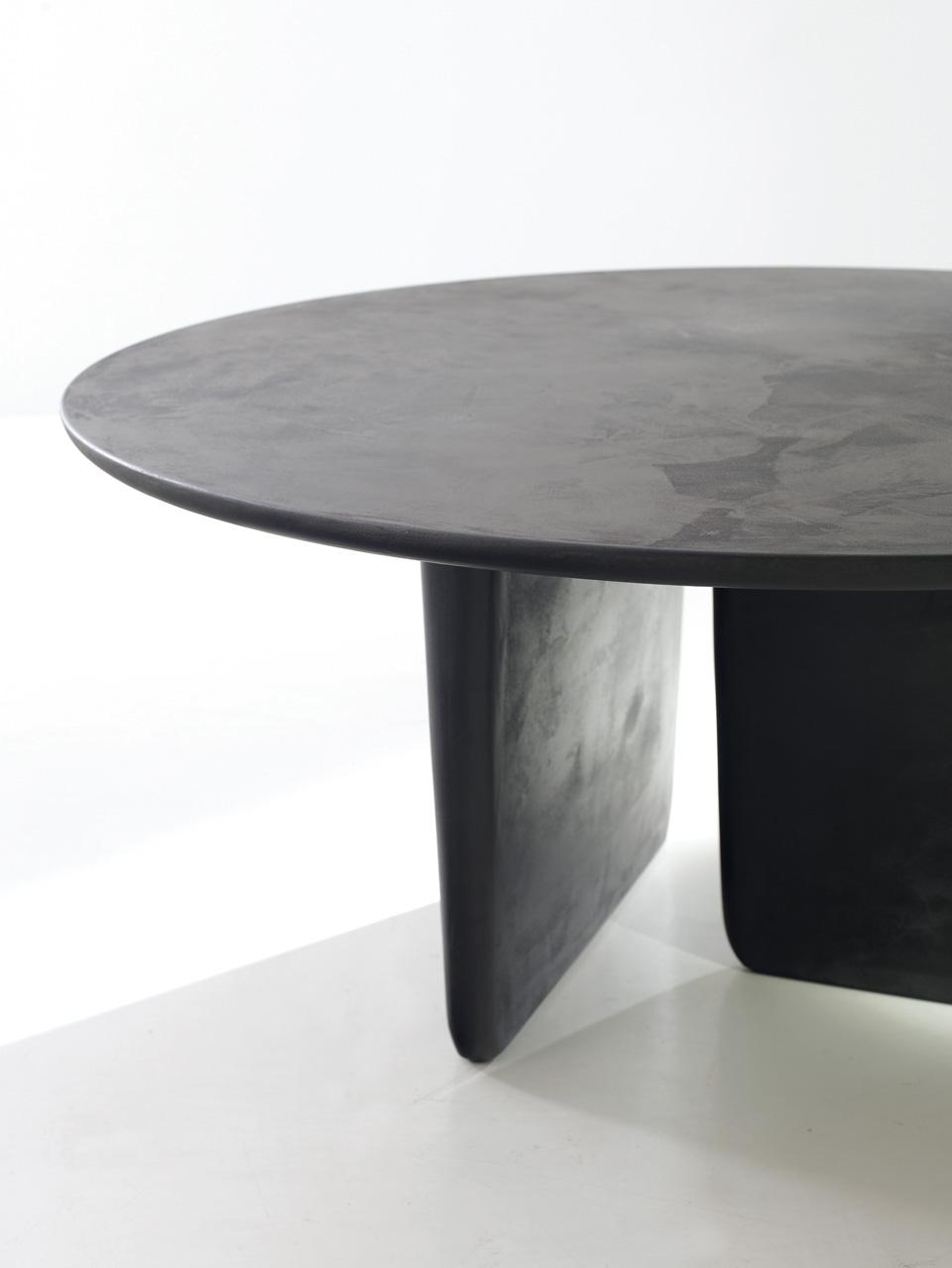 Tavolo Tobi-Ishi di Barber & Osgerby per B&BItalia