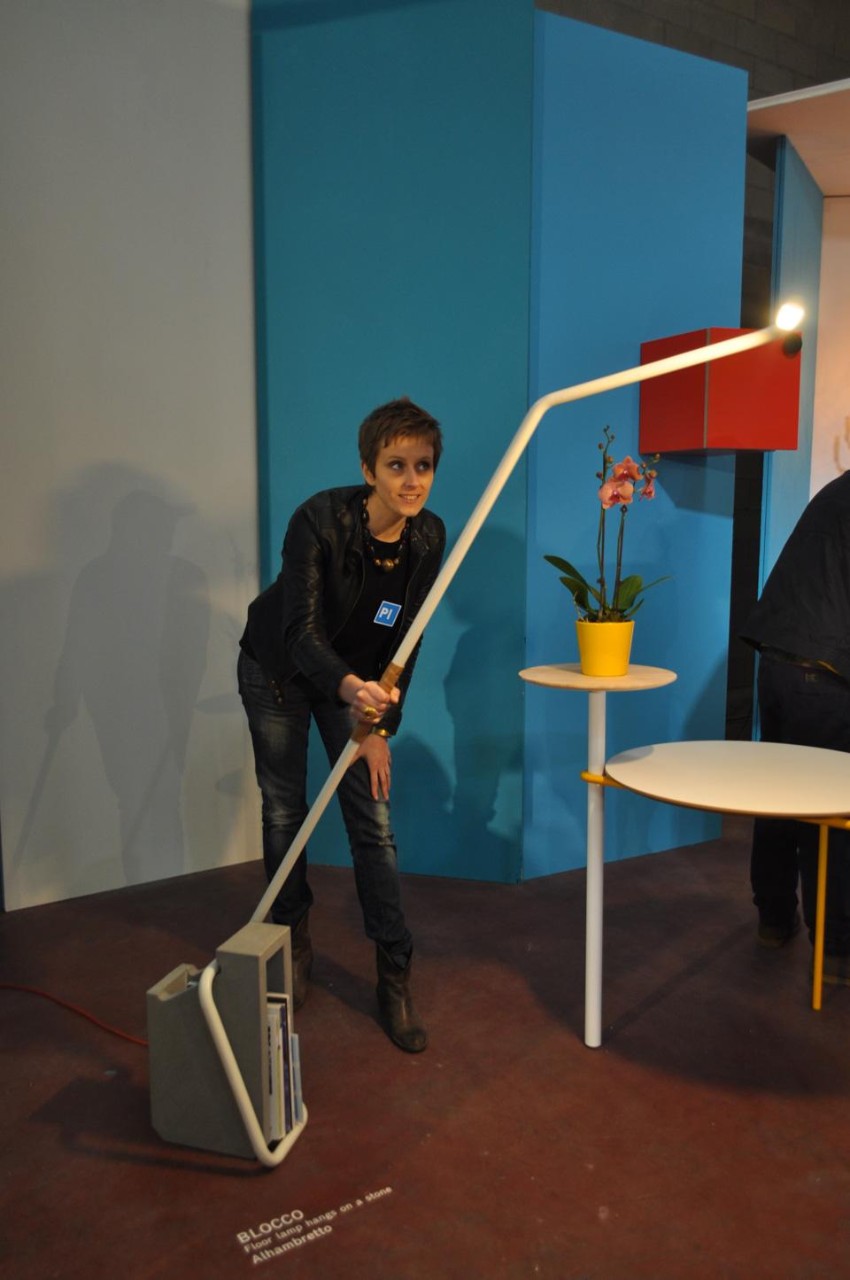 La lampada Blocco di Alhambretto ha una base in pietra sulla quale si può muovere il braccio di sostegno: due diverse posizioni che permettono di variare l'orientamento della luce