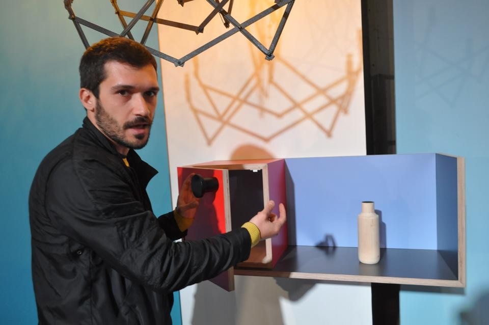 Ricorda una composizione Morandiana il mobile di Gio Tirotto. Per aprire il contenitore, basta appoggiare il tappo della bottiglie all'anta