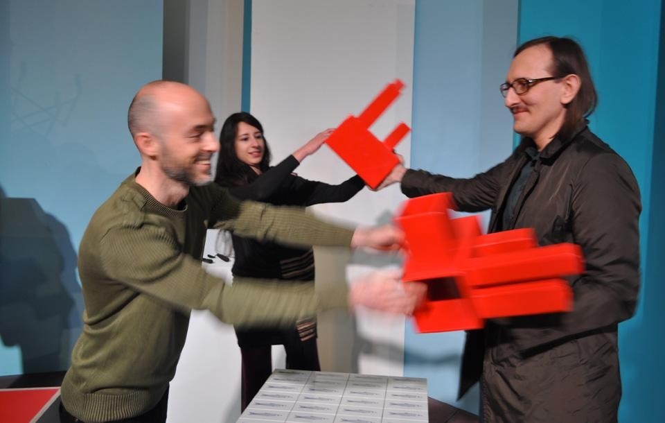 In apertura: foto di gruppo al Padiglione Italia. Qui sopra: il vaso Corallo di Studiocharlie è composto da 5 pezzi uguali per forma e diversi per proporzioni che si aggregano in modo ogni volta diverso e danno forma a un oggetto che ricorda le formazioni coralline