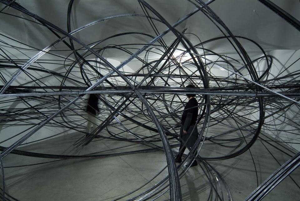 Antony Gormley, <i>Clearing V</i>, 2009 tubo di alluminio 16 swg, 11 km, 12,7 x 12,7 mm. Photo Valentina Muscedra. © The artist, Courtesy Galleria Continua