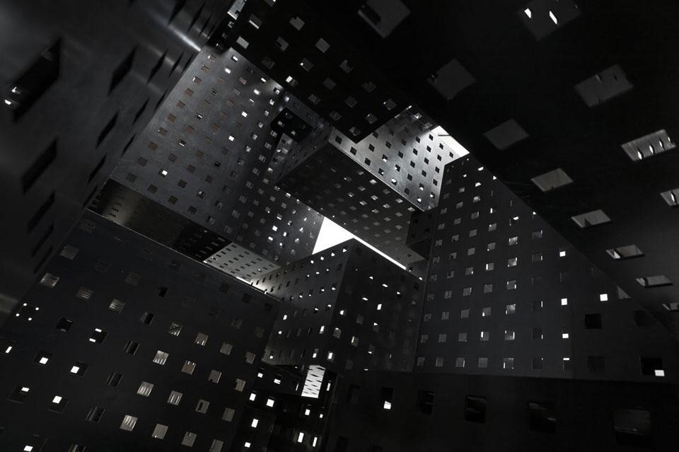 In apertura: Antony Gormley, <i>Space station</i>,
2007, acciaio, 600 x 950 x 650 cm. Photo Oak Taylor-Smith. Qui sopra: Antony Gormley, <i>Space station</i>, 2007, acciaio, 600 x 950 x 650 cm, dettaglio. Photo Oak Taylor-Smith. © The artist, Courtesy Galleria Continua, White Cube, Galerie Thaddaeus Ropac
 

