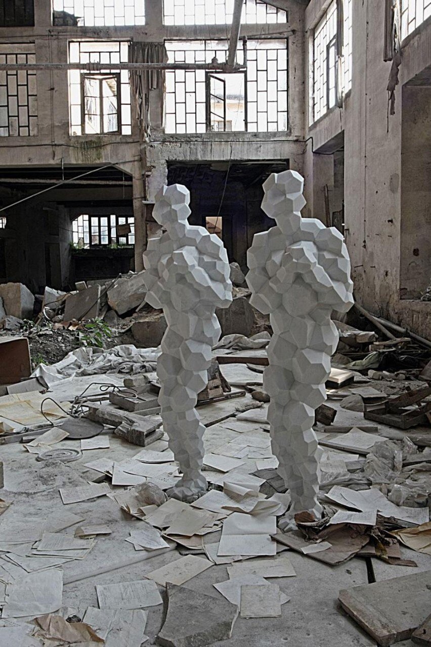 Antony Gormley, <i>2 x 2</i>, 2010 marmo di Carrara, 188,6 x 57,2 x 40,8 cm ognuna, 450 kg. Photo Valerio Eugenio Brambilla. © The artist, Courtesy Galleria Continua