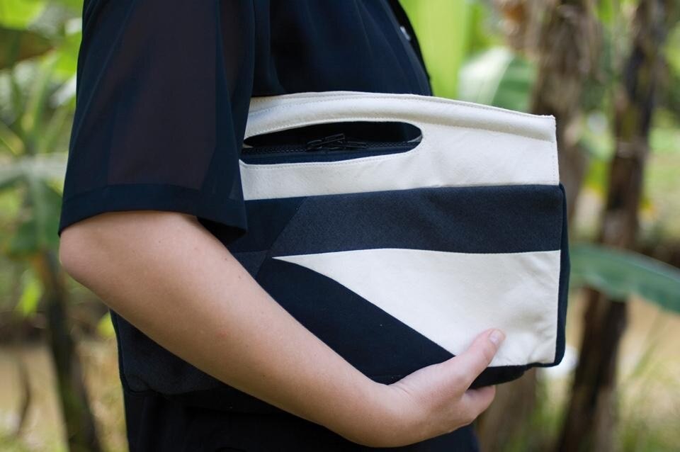 Dignity Design è una collezione di accessori in tessuto, carta e terracotta, realizzati in tre centri di produzione: Bangkok, Chiang Rai e Nong Khai, gestiti dalla Fondazione Internazionale del Buon Pastore Onlus