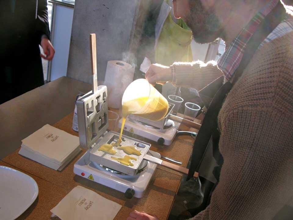 In apertura: <i>Sapore dei Mobili</i> a Ventura Runway. Qui sopra: Rui al lavoro mentre cuoce i dolci durante la presentazione