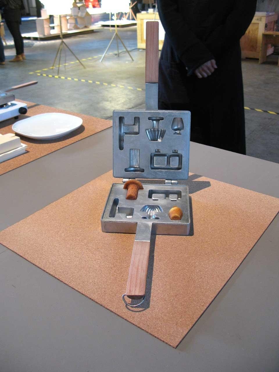 I dolci a forma di pezzi d’arredamento sono prodotti grazie a una semplice tecnica di stampaggio