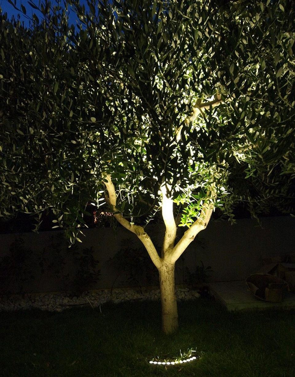 Progettato da Dean Skira, Lun-up è una lampada per esterno che di giorno scompare nella vegetazione