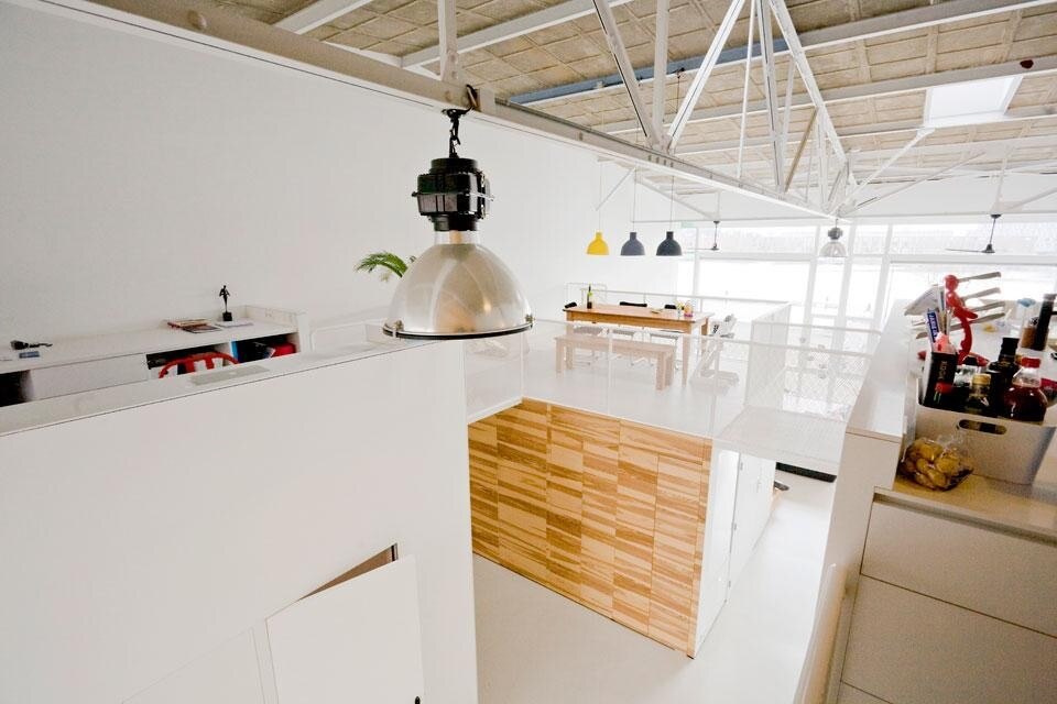 Marc Koehler Architects, <i>House like a village</i>, l'ampio spazio è suddiviso attraverso l'intromissione di "un gruppo di piccole case nella casa"