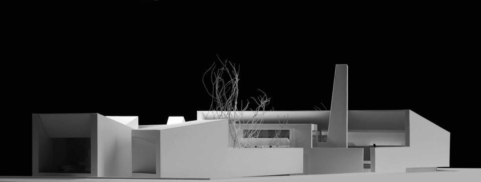 Architettura Matassoni, modello di Villa urbana a Figline Valdarno, Firenze. <br />

Il lotto disponibile di dimensioni piuttosto limitate, di forma trapezoidale e dotato di una potenzialità edificatoria relativamente limitata è inserito in un contesto urbano  caratterizzato da bassa qualità architettonica e da una certa densità del tessuto edilizio con il conseguente pericolo di intromissioni visive da parte dei vicini.

 