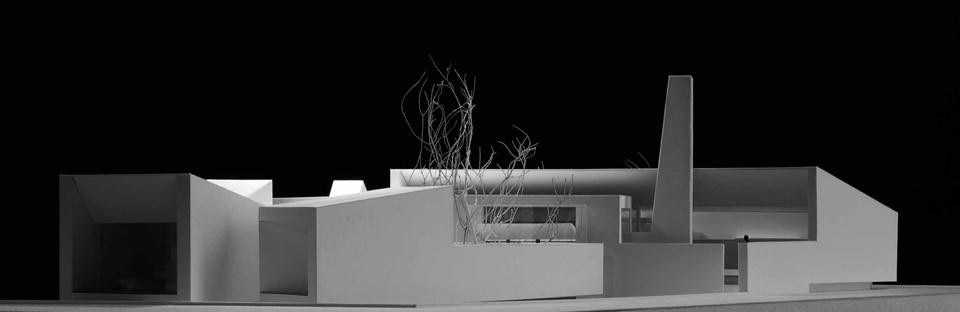 Architettura Matassoni, modello di Villa urbana a Figline Valdarno, Firenze. <br />

Lo spazio libero centrale dell’area accoglie un giardino strutturato a gradoni con uno specchio d’acqua che riflette il volume sospeso della camera principale
