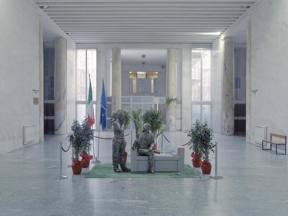 Le statue di Giovanni Falcone e Paolo Borsellino realizzate dallo scultore palermitano Tommaso Domina. Inaugurate in via Libertà a Palermo nell'estate del 2010, sono state vandalizzate da ignoti neanche 24 ore dopo l'installazione. In seguito sono state ricollocate nell'atrio del Tribunale di Palermo. Photo Tommaso Bonaventura / Alessandro Imbriaco @ contrasto