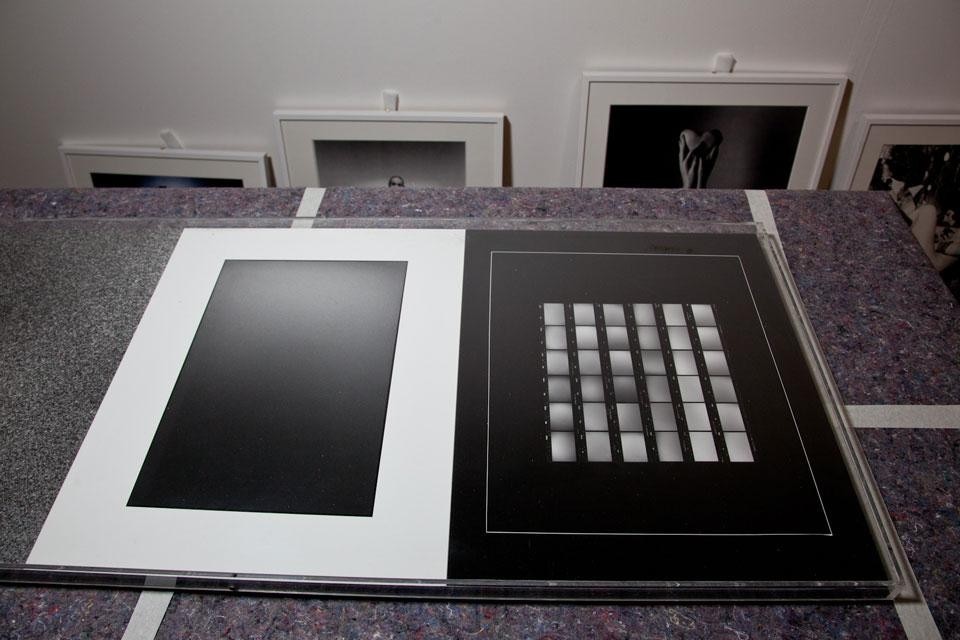 Ugo Mulas, <i>Il laboratorio. Una mano sviluppa, l'altra fissa (a sir John Frederik William Herschel)</i>, 1970-72. Stampa ai sali d'argento su carta baritata montata su alluminio, 42 x 51,4 x 3,5 cm. Archivio Ugo Mulas
