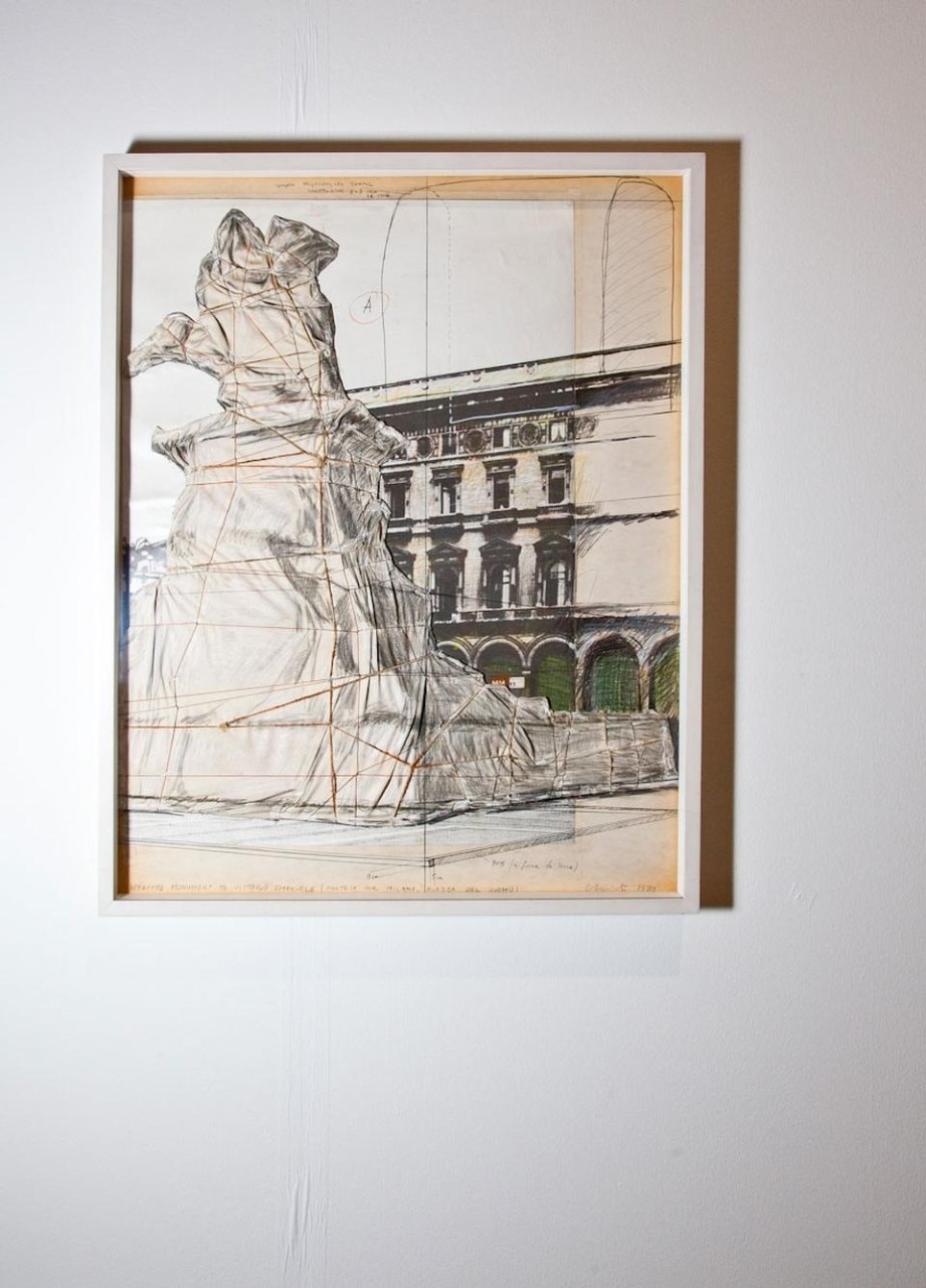 Christo, <i>Wrapped monument to Vittorio Emanuele (project for Milano, Piazza Duomo)</i>, 1970. Tecnica mista, 70 x 54,5 cm
