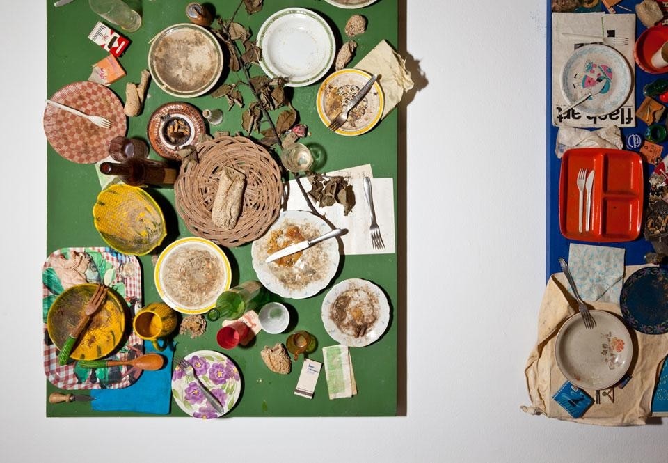 Daniel Spoerri, <i>Un petit déjeuneur comme tout les autres mais different</i>, 1972. Oggetti, tableau piége, 82,5 x 48 x 20 cm. Collezione privata
