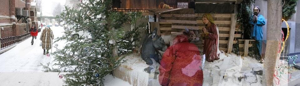 In apertura: a sinistra, Wong Hoy Cheong, <i>Carpark</i>, 2006. Fotografia della serie <i>Chronicles of Crime</i>, stampa digitale, 84 x 120 cm. Collezione Fondazione Cassa di Risparmio di Modena; a destra, Cao Fei, <i>Hip Hop Fukuoka</i>, 2005, single channel video,  7’. Collezione Fondazione Cassa di Risparmio di Modena. Qui sopra: Iosif Kiraly, <i>Reconstruction Bucuresti Christmas Time</i>, 2005-2006, digital c-print, 63 x 219,5 cm

