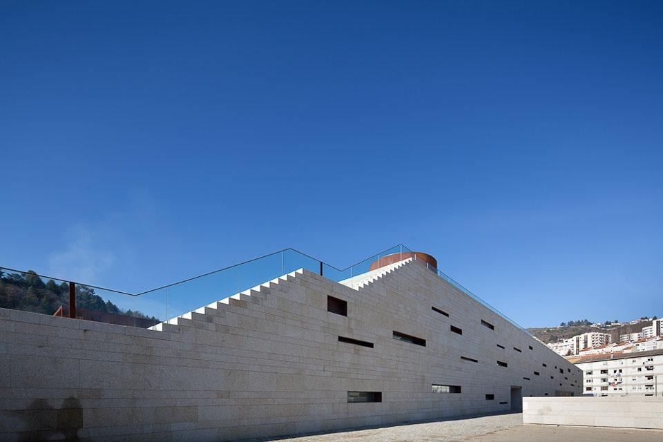 Nuovo Padiglione multiuso a Lamego, progetto di Barbosa & Guimarães. 
