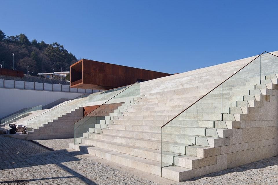 Nuovo Padiglione multiuso a Lamego, progetto di Barbosa & Guimarães. Ingresso