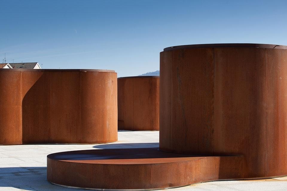 Nuovo Padiglione multiuso a Lamego, in granito e acciaio patinato. Progetto di Barbosa & Guimarães 