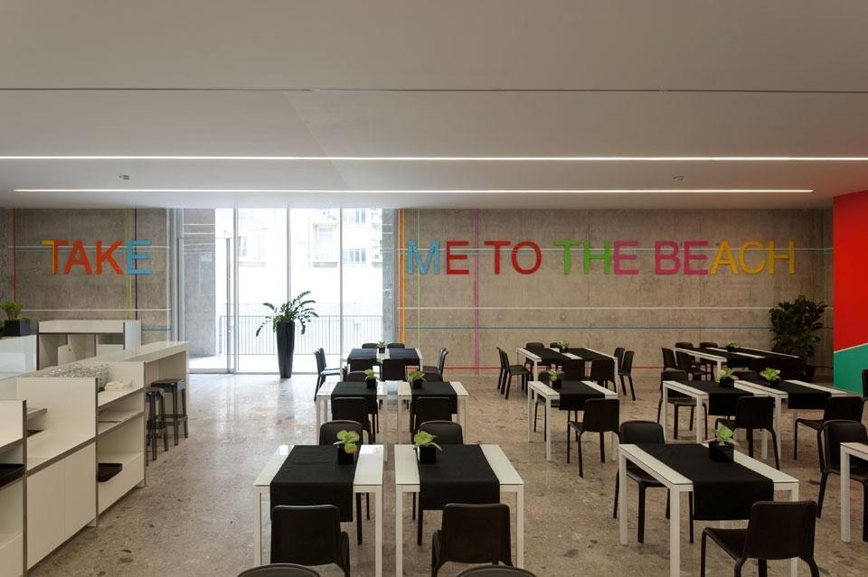 Marco Casentini, <i> Take me to the beach</i>, 2011. Acrilico e Perspex su muro. 
Opera donata all’Università Bocconi da Ettore Buganza.
