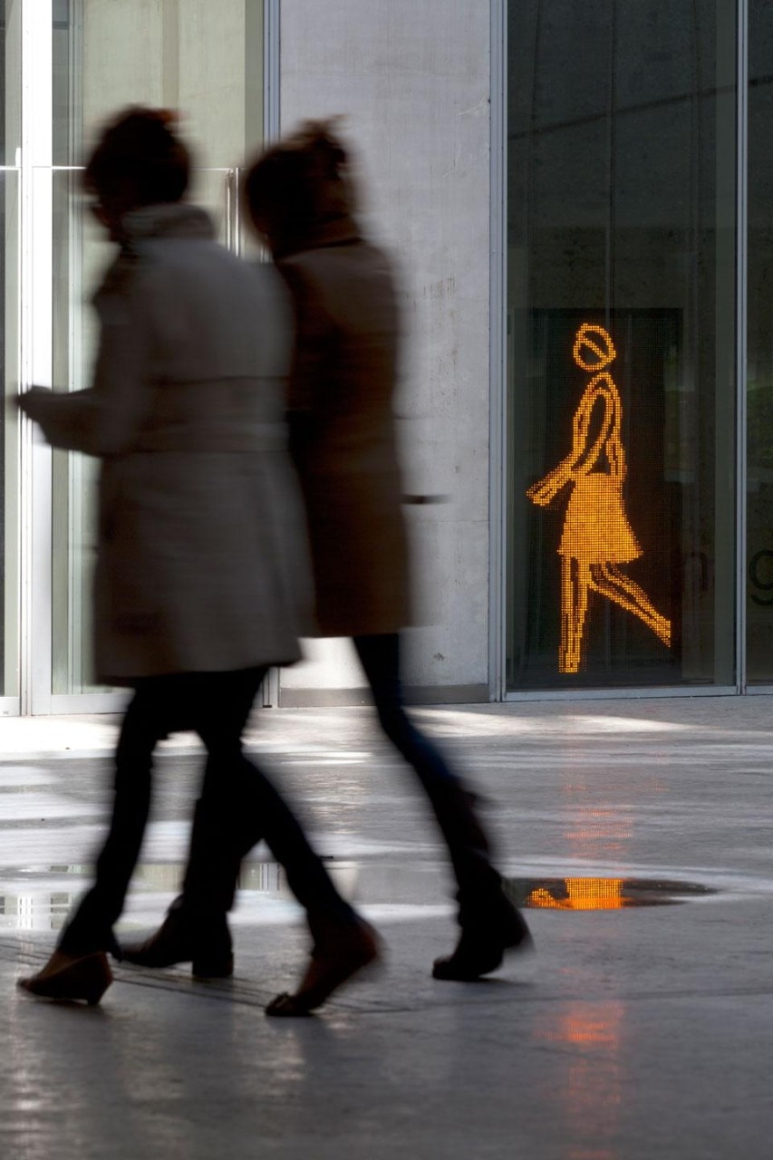 Julian Opie, <i>
Jennifer walking 2</i>,
2010. Monolito led a doppia faccia. Lisson Gallery
