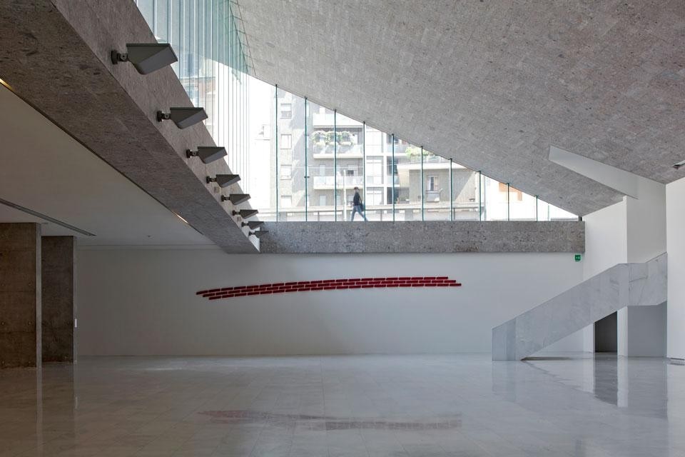 Qui sopra: Pino Pinelli, <i>
Pittura R</i>, 2002. Tecnica mista, disseminazione di 60 elementi. Galleria Il Milione. <br>In alto: Maddalena Ambrosio, <i>Eco-car</i>, 2003. Polistirolo e muschio. 
Ettore Buganza.

