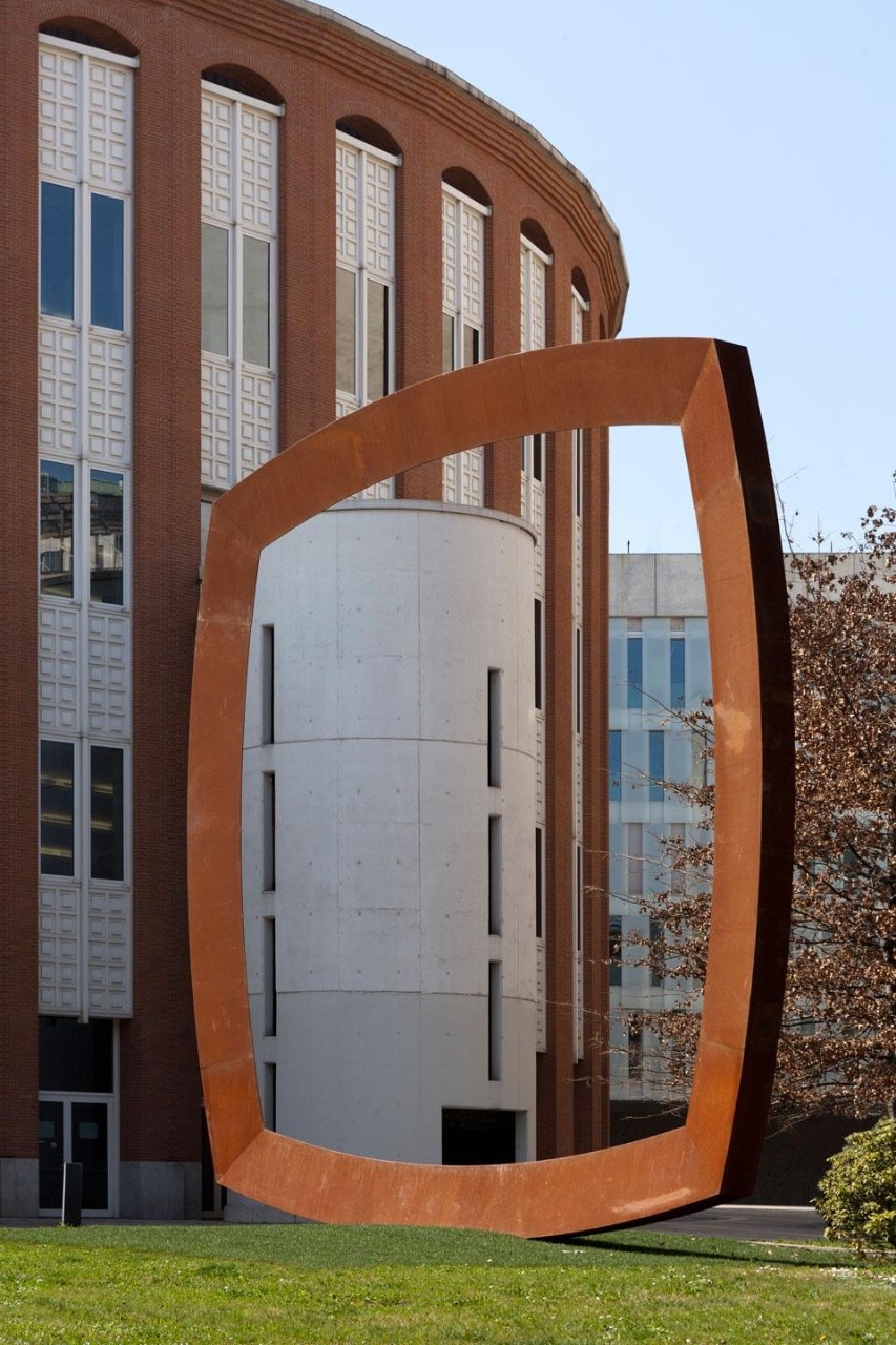 Mauro Staccioli, <i>
Cerchio imperfetto</i>, 
2008. Acciaio Corten
Galleria Il Ponte, Firenze. 
Galleria Niccoli, Parma.