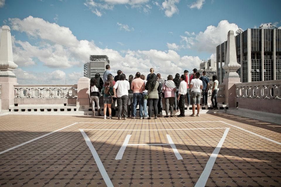 Antonio Ottomanelli, Paola Villani con gli abitanti del barrio di Bela Vista, <i>Subendo</i>, workshop di guerrilla design photography, San Paolo