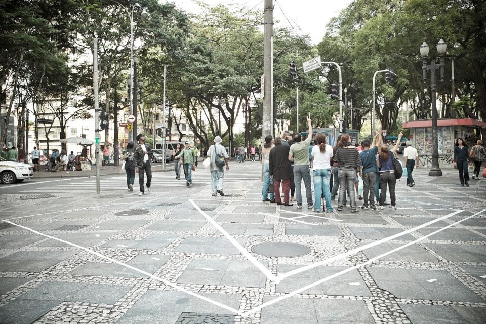 Antonio Ottomanelli, Paola Villani con gli abitanti del barrio di Bela Vista, <i>Subendo</i>, workshop di guerrilla design photography, San Paolo
